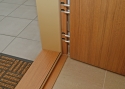 ADLO - Sicherheitstür ADUO, Abstimmung der Oberflächen der Tür, der Türschwelle, der Leiste und der Türzarge an der Bandseite