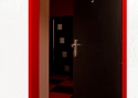 ADLO - Sicherheitstür TEDUO, glattes Design, Türoberfläche schwarz, Oberfläche der Türzarge rot RAL 3020