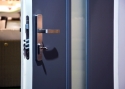 ADLO - Sicherheitstür JUSTO, verglast p107, zweifarbige Ausführung der Tür