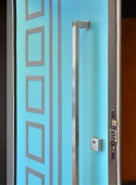 ADLO - Thermo-Außenraumtür TEDUO, Leistenausführung LP552, Leisten aus rostfreiem Stahl, Beschlag senkrechter Türgriff